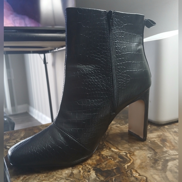 Express Women's Black Croc-Embossed Square Toe Side Zip Plank Heel Ankle Boot 10 - Picture 8 of 10